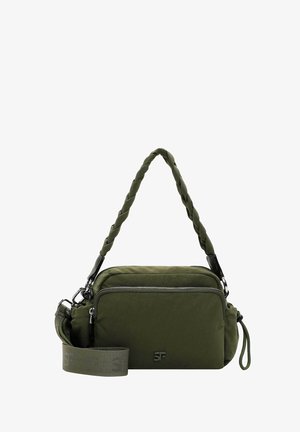 Groene stoffen schoudertas met een gevlochten handvat en verstelbare schouderband, met een voorste ritsvak en reliëflogo detail.