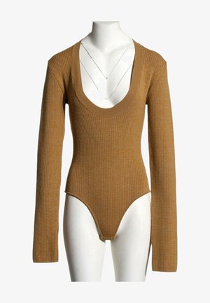Bruine, geribde longsleeve body met diepe ronde hals getoond op een witte mannequintorso.
