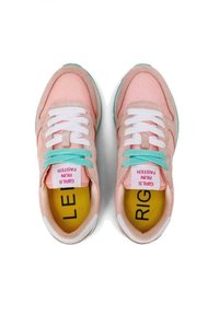 Baskets de sport roses en matériaux en daim et en maille, avec des lacets et des accents turquoise, semelles blanches et semelles intérieures marquées "GAUCHE" et "DROIT".