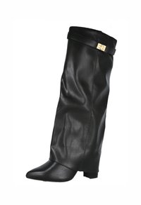 Botín de cuero negro hasta el tobillo con punta afilada, forma curvada y un eje ancho y estructurado. Cuenta con un tacón delgado y un acento de hebilla dorada.