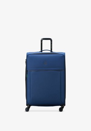 Maleta azul de material blando con un bolsillo con cremallera en la parte frontal, asa vertical y cuatro ruedas para una fácil maniobrabilidad. Tejido duradero con un acento de logo.