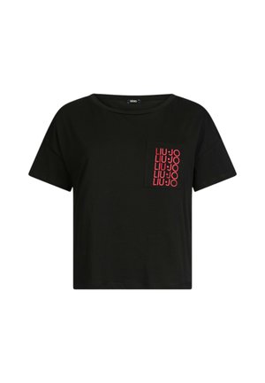 Juoda medvilnės marškinėliai su plačiu apvaliu iškirpimu, trumpomis rankovėmis ir priekyje esančia kišenėle, ant kurios spausdintas raudonas "LIU Jo" logotipo dizainas.