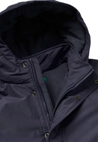Marineblaue Jacke mit einem fleecegefütterten Kapuzen- und Innenfutter. Verfügt über einen Frontreißverschluss, Druckknopfverschlüsse und eine glatte Außenstofftextur.
