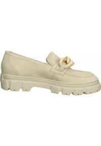 Mocassin en cuir beige avec une semelle crantée épaisse et un large détail de chaîne couleur crème sur le dessus avant.