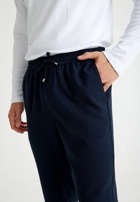 Just Like You HOUNDSTOOTH PATTERN REGULAR FIT JOGGER  WITH SIDE POCKET. - Broek - navy blue