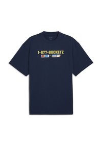 Jūras spēku kokvilnas t-krekls ar īsām piedurknēm, uz kura krūšu daļas ir izdrukāts teksts "1-877-BUCKETZ" un vairāki dzeltenā un baltā krāsā apdrukāti logo.