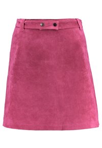 Jupe en daim rose à coupe droite, avec une ceinture, des passants de ceinture et deux boutons sur le devant. Texture douce avec une finition lisse.