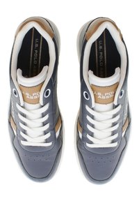 Sneaker atletiche navy e bianche con dettagli marroni, caratterizzate da una superficie in pelle liscia, punta rotonda e lacci bianchi. Marchio sulla linguetta.