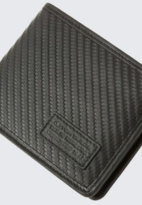 Portefeuille noir en texture, avec un motif en diagonale, logo de la marque gaufré et bords cousus. Fabriqué à partir d'un matériau durable. Design compact.