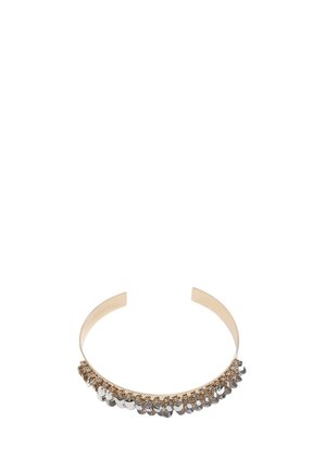 Open manchet armband in goudkleur met kleine zilveren en gouden hangers in hartvorm langs de voorrand.