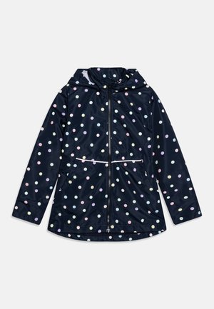 Granatowa kurtka przeciwdeszczowa dla dzieci z wielokolorowymi kropkami, z zamkiem błyskawicznym z przodu, kapturem i dwoma bocznymi kieszeniami.