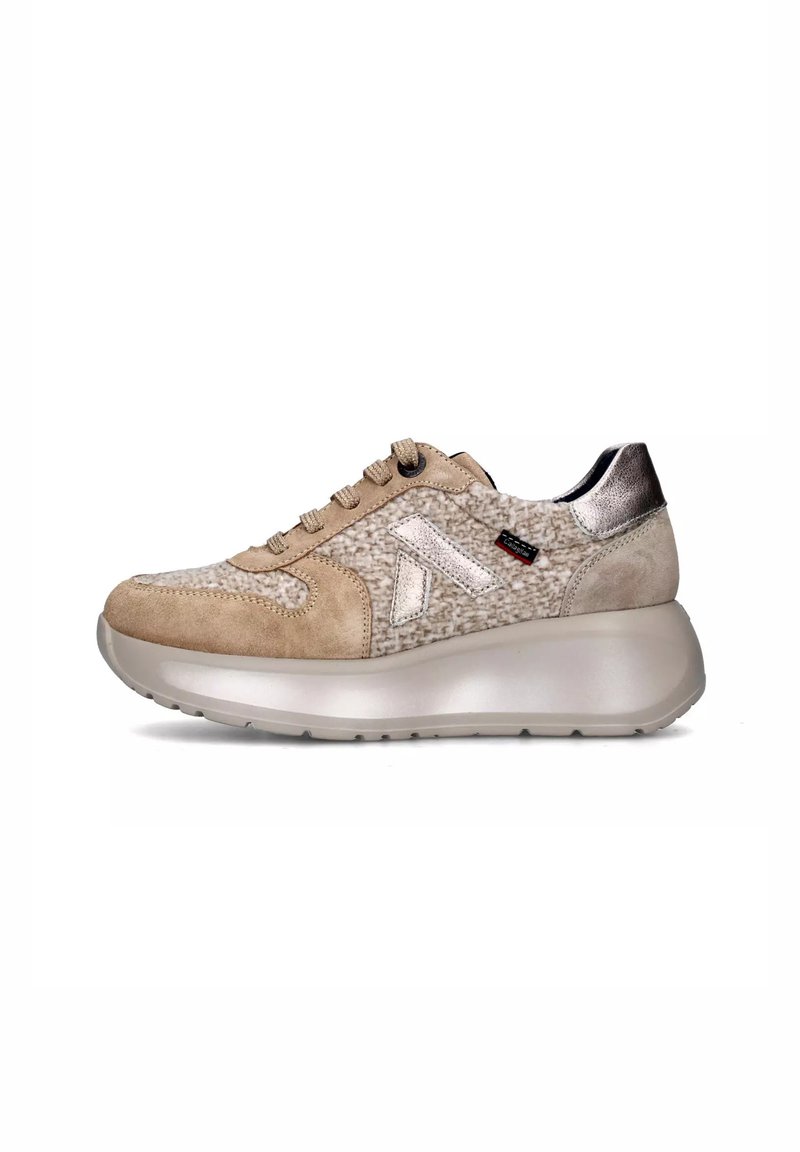 Sneaker beige e crema con tessuti misti e texture in suede, dettagli metallici, chiusura con lacci, suola spessa e imbottita, e piccolo etichetta del marchio sul lato.