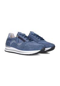 Blauwe suède en stoffen sneakers met een gestructureerd ontwerp, voorzien van een ritszak en een contrasterende witte tussenzool en zwarte buitenzool.