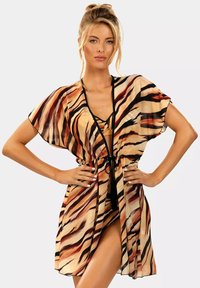 Lekki, przejrzysty narzut w ciepłych odcieniach z czarnymi paskami, z wcięciem w talii, krótkimi rękawami i głębokim dekoltem w kształcie V.