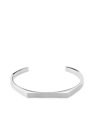 Sølvfarget åpen armbånd med en flat, kantet design og glatt, polert overflate på hvit bakgrunn.