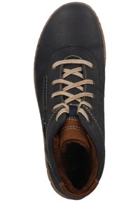 Stivale alla caviglia in pelle blu scuro con lacci beige, fodera in pelliccia marrone e dettagli marroni a contrasto. Presenta cuciture decorative e una punta tonda.