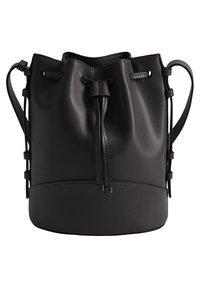 Sac seau en cuir noir avec un haut resserré et des sangles latérales ajustables. Présente une texture lisse et un design minimaliste.