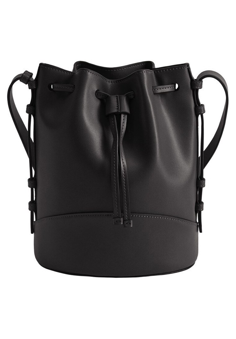 Sac seau en cuir noir avec un haut resserré et des sangles latérales ajustables. Présente une texture lisse et un design minimaliste.
