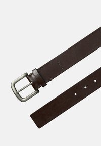 Brązowy skórzany pasek z prostokątną, srebrzystą klamrą z metalicznym połyskiem, wyposażony w wiele otworów do regulacji oraz subtelny wzór faktury na pasku.