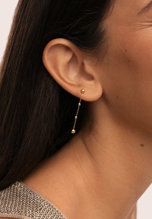 Orecchini pendenti in oro con un perno sferico liscio e una catena con diversi accenti sferici, creando un design delicato ed allungato.