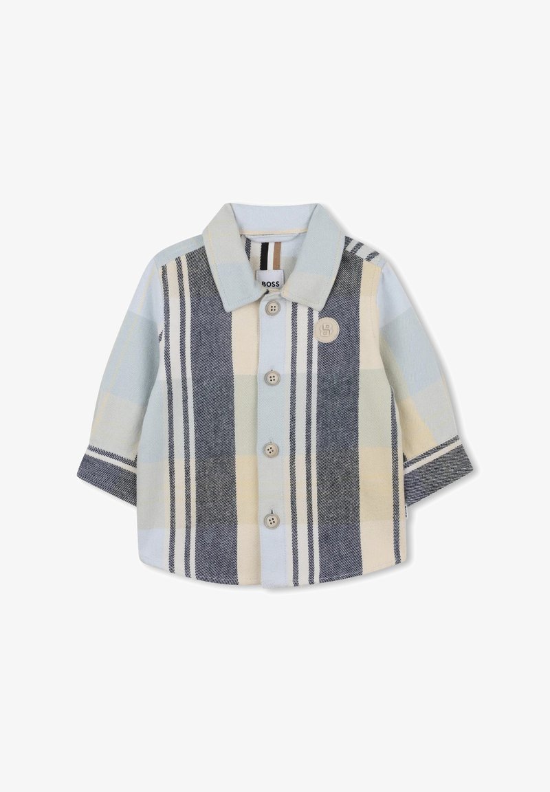 Camicia button-up di colore azzurro chiaro, motivo a quadri grigi e crema. Presenta un colletto a punta, maniche lunghe e una toppa con logo sul petto.
