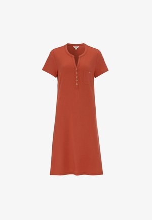 Kurzärmeliges, rostfarbenes Freizeitkleid mit rundem Ausschnitt, Knopfleiste und kleiner Brusttasche auf schlichtem weißem Hintergrund.