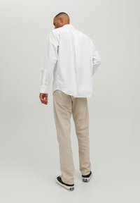 Jack & Jones JORBILL OVERSIZE UNISEX - Camisa - bright white