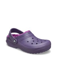 Sabot violet avec une doublure en peluche rose, fabriqué en matériau léger, doté de trous de ventilation et d'une sangle à l'arrière pour un maintien sécurisé.