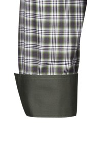 Camicia a scacchi con motivo verde, viola e bianco; presenta un orlo in tinta unita verde scuro. Materiale in cotone con una texture liscia.