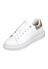 Zapatilla deportiva blanca con parte superior de cuero suave, punta redonda, diseño con cordones y un acento metálico dorado en el talón. Suela de goma texturizada.