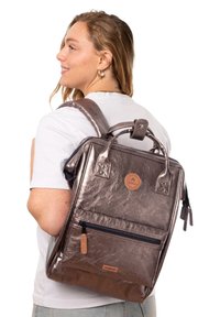 Metallisch bronzen rugzak met een structuurafwerking, dubbele handgrepen, een ritsvak aan de voorkant en verstelbare schouderbanden.