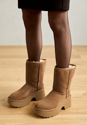 CLASSIC SHORT NEW HEIGHTS - Stivaletti con plateau - chestnut