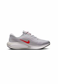 Scarpa sportiva grigia con una tomaia testurizzata, logo swoosh rosso e suola bianca ammortizzata con un motivo di battistrada nero.