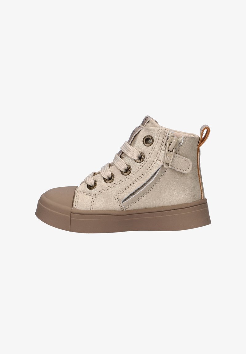 Beige hoge sneaker van leer met een rubberen zool, voorzien van metalen oogjes, een ronde neus en een decoratieve zijrits.