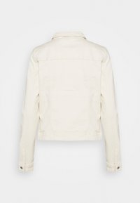 Vit denimjacka med långa ärmar, krage och knäppning vid manschetterna. Har en kort design och detaljerad ryggsöm.