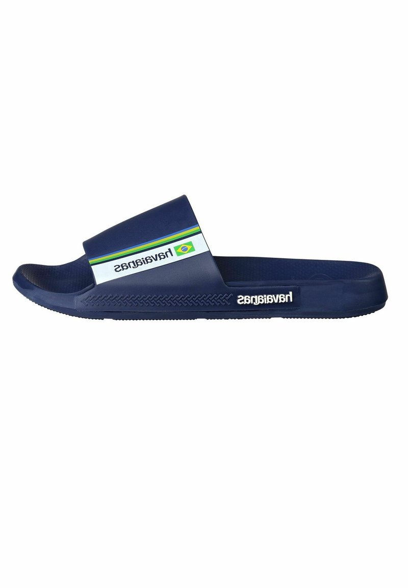 Marineblauwe rubberen slide-sandalen met een brede band die is voorzien van een groen, geel en blauwe streep. Inclusief een textuurzool voor grip.