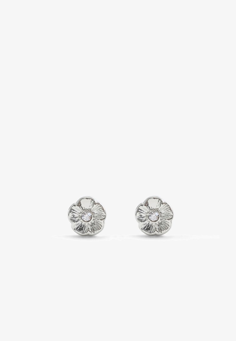 Orecchini a perno floreali in argento con design testurizzato e una pietra centrale trasparente, caratterizzati da una forma a petalo e una finitura lucida.