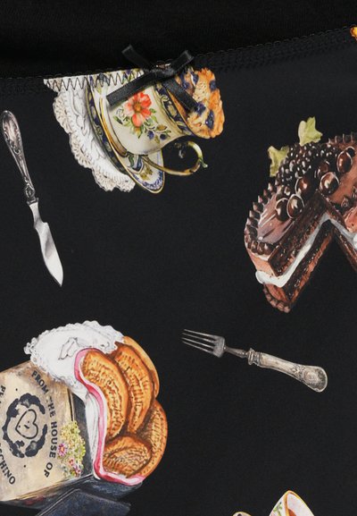 Material negru cu ilustrații colorate de deserturi, inclusiv un tort decorat, prăjituri, o cană de ceai cu flori și ustensile vintage.