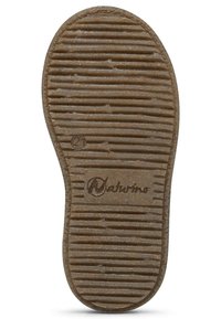 Hnědá gumová podrážka s horizontálními a vertikálními drážkami. Obsahuje logo „Naturino“, označení velikosti a texturední povrch pro lepší grip.