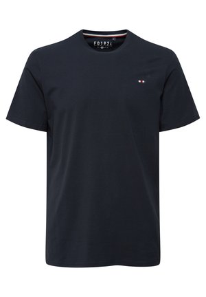 Tamsiai mėlynas medvilninis marškinėliai su apvalia iškirpte, trumpomis rankovėmis ir mažu logotipu, kuriame yra raudonos, baltos ir mėlynos spalvos akcentai ant krūtinės.