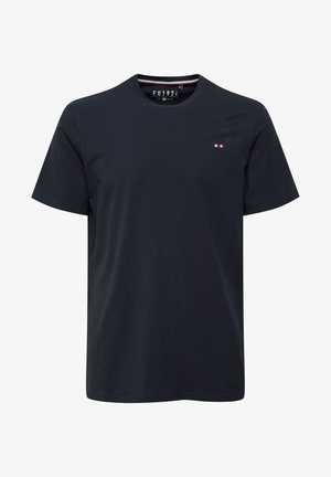 Tamsiai mėlynas medvilninis marškinėliai su apvalia iškirpte, trumpomis rankovėmis ir mažu logotipu, kuriame yra raudonos, baltos ir mėlynos spalvos akcentai ant krūtinės.