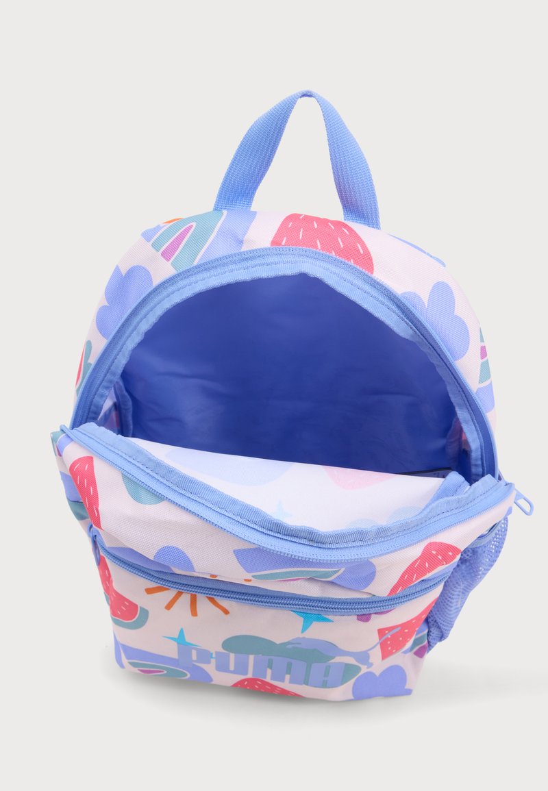 Pequeña mochila colorida con compartimento principal abierto y bolsillo delantero con cremallera, asa azul claro y patrón abstracto de frutas y flores.