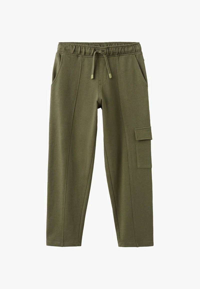 Pantaloni jogger verde oliva realizzati in un morbido tessuto misto cotone, con vita elasticizzata con coulisse, due tasche laterali e una tasca cargo.