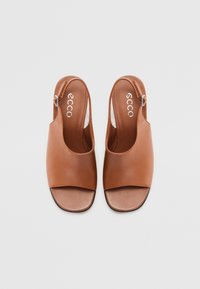 Sandalias de piel marrón tipo slingback con una correa ancha sobre el pie, punta abierta y plantilla acolchada. Logotipo de Ecco situado en la plantilla.