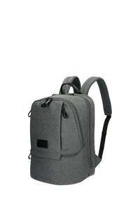 Sac à dos en tissu gris avec deux zips sur le devant, des bretelles rembourrées et une poignée sur le dessus. Texture lisse avec un design rectangulaire élégant.