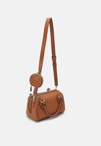 Brązowa skórzana torebka crossbody z regulowanym paskiem i małym okrągłym etui na monety, z złotymi akcentami i zamknięciem na zamek.