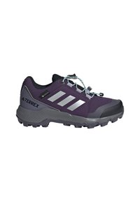 Chaussure de sport violette avec des accents gris, tige texturée, semelle en caoutchouc et logo à trois bandes réfléchissantes. Dispose d'un système de laçage pour un ajustement sécurisé.