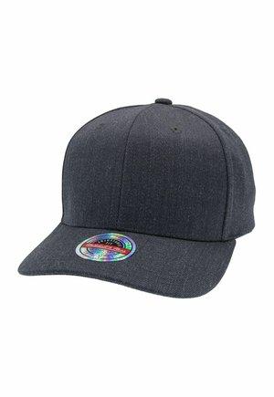 Schwarze verstellbare Baseballkappe mit gebogenem Schirm und holografischem Aufkleber auf der Vorderseite in der Mitte des Schirms.