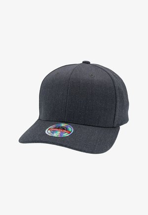 Zwarte verstelbare honkbalpet met gebogen klep en holografische sticker aan de voorzijde van de klep.