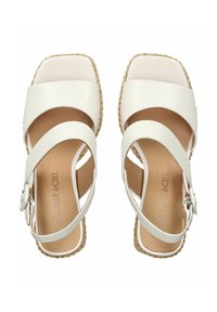 Sandali platform bianchi con fasce incrociate, fibbia regolabile e suola in iuta intrecciata. Parte superiore in pelle liscia e soletta color nocciola chiaro.